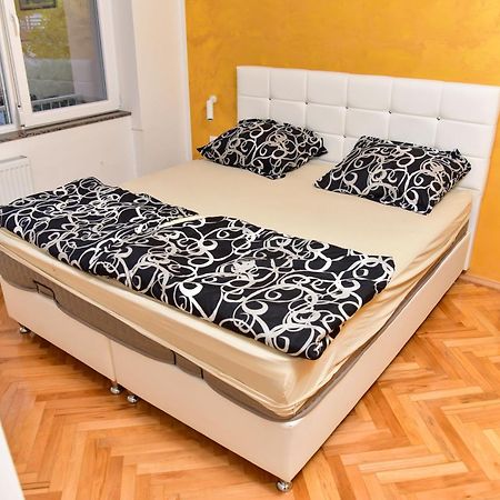 Goldi Apartman บันยาลูกา ภายนอก รูปภาพ